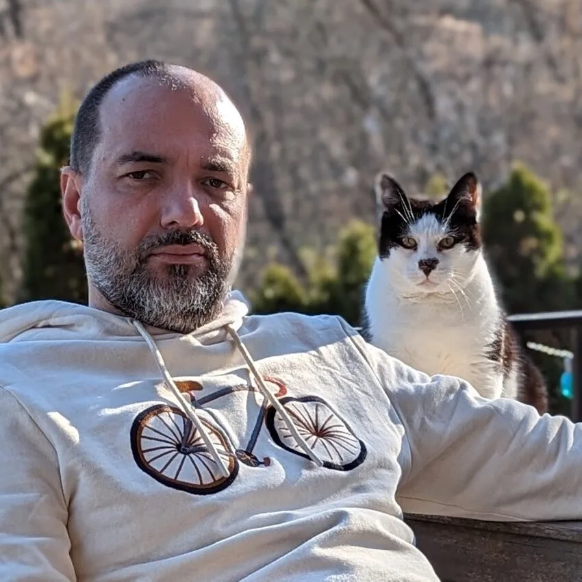 Svetomir Jovanović i mačak Bleki